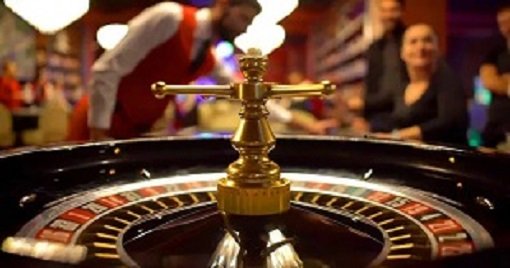 Pengguna Indonesia membaca menu hiburan online